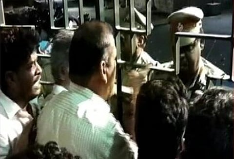 மதுரை: வாக்குப்பதிவு இயந்திரம் உள்ள அறையில் மர்ம நபர் நுழைந்ததாக புகார் - பரபரப்பு