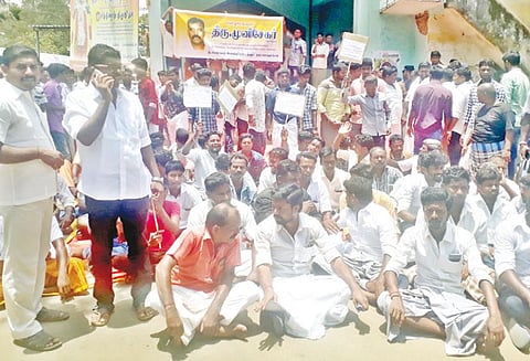 போலீஸ் அதிகாரி மீதான நடவடிக்கையை கண்டித்து சமூக ஆர்வலர்கள் ஆர்ப்பாட்டம்