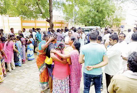 திருச்சி அருகே முத்தையம்பாளையத்தில் கோவில் விழாவில் கூட்ட நெரிசலில் சிக்கி பெண்கள் உள்பட 7 பேர் பலி