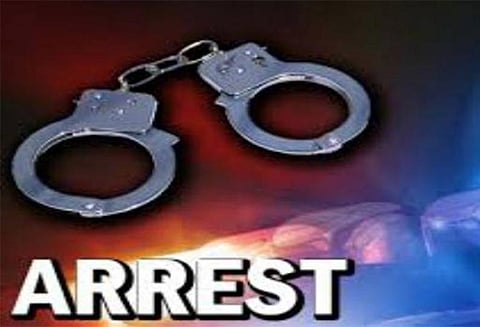 வழிப்பறியை தடுத்த டிக்கெட் பரிசோதகரை பிளேடால் வெட்டிய சென்னை ரவுடிகள் 2 பேர் கைது