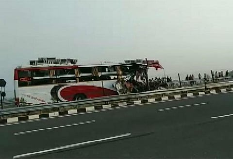 உத்தரபிரதேசத்தில் விபத்து: லாரி மீது பஸ் மோதல்; பலி எண்ணிக்கை 8 ஆக உயர்வு