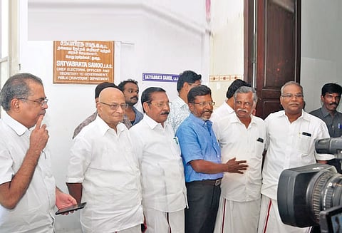 வாக்குப்பதிவு எந்திரங்கள் வைக்கப்பட்டுள்ள மையங்களில் ‘துணை ராணுவ பாதுகாப்பு ஏற்பாடு செய்ய வேண்டும்’ அரசியல் கட்சியினர் கோரிக்கை