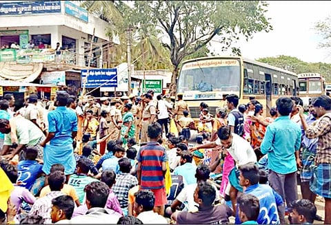 அவதூறு வீடியோ பரப்பியவர்களை கைது செய்யக்கோரி நத்தத்தில் 2-வது நாளாக சாலை மறியல்