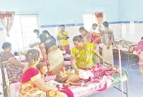 கோவில் கும்பாபிஷேகத்தில் ஐஸ் சாப்பிட்ட 100-க்கும் மேற்பட்ட சிறுவர், சிறுமிகளுக்கு வாந்தி-மயக்கம் மருத்துவமனையில் அனுமதி