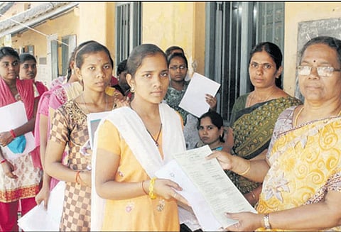 பிளஸ்-2 தேர்வில் தேர்ச்சி பெற்ற மாணவர்களுக்கு தற்காலிக மதிப்பெண் சான்றிதழ் வினியோகம்