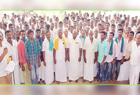 அதிகாரிக்கு கொலை மிரட்டல் விடுத்தவரை கைது செய்யக்கோரி திருப்பூர் கலெக்டர் அலுவலக வளாகத்தில் விவசாயிகள் தர்ணா