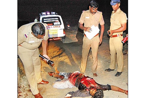 கயத்தாறு அருகே மது குடித்ததை கண்டித்ததால் தகராறு: கருப்புக்கட்டி வியாபாரி வெட்டிக்கொலை இந்து மக்கள் கட்சி நிர்வாகிக்கு அரிவாள் வெட்டு