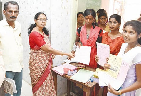 அரசு மகளிர் கல்லூரியில் சேர விண்ணப்பங்களை வாங்க குவிந்த மாணவிகள்