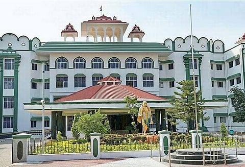 அரசியல்வாதிகளின் வாகனங்களில் கட்சி கொடி கட்டுவதற்கு சட்டத்தில் இடமில்லை; போக்குவரத்து துறை