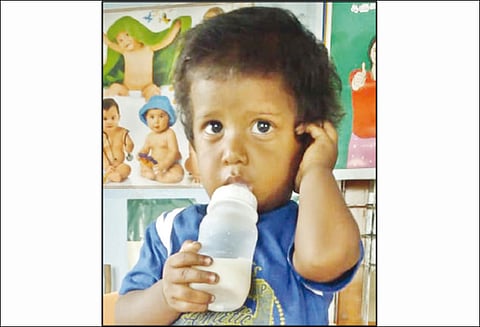 மன்னார்குடியில் ரோட்டில் ஆதரவற்று நின்ற 1 வயது ஆண் குழந்தை போலீசார் மீட்டனர்