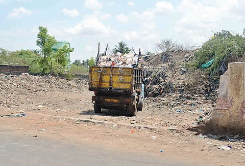 குப்பைகளை கொட்ட வாகனங்கள் செல்வதற்கு வசதியாக குப்பைக்கிடங்கில் 15 அடி நீளத்திற்கு சுற்றுச்சுவர் இடிப்பு