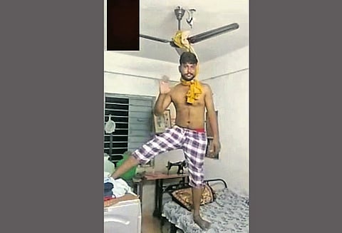 திருப்பதி அருகே தூக்கில் தொங்குவதுபோல் வீடியோ எடுத்தவர் சேலை இறுக்கி சாவு