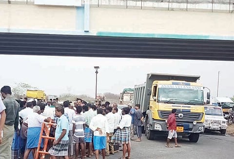 கரூர் அருகே சாலை விபத்தில் விவசாயி பலி பொதுமக்கள் மறியல்