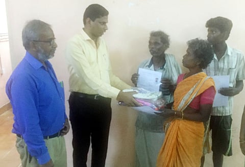 சவுக்கு தோப்பில் வேலை பார்த்த 3 கொத்தடிமைகள் மீட்பு : உதவி கலெக்டர் நடவடிக்கை