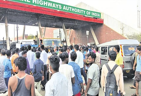 வேன் டிரைவர், கிளனர் மீது தாக்குதல்: சுங்கச்சாவடி ஊழியர்களை கண்டித்து பொதுமக்கள் சாலை மறியல், 3 மணி நேரம் போக்குவரத்து பாதிப்பு