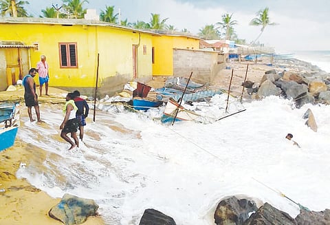 குளச்சல் பகுதியில் கடல் சீற்றம் வீடுகளை விட்டு மக்கள் வெளியேறியதால் பரபரப்பு