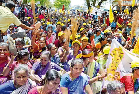 வாட்ஸ்-அப்பில் அவதூறு: துடைப்பத்துடன் திரண்டு பெண்கள் மறியல்