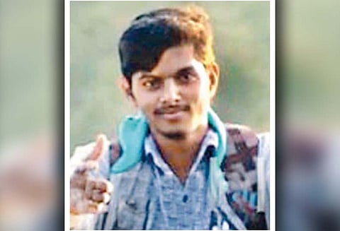 சிர்சி டவுனில் சம்பவம் உட்கட்சி பூசலால் பா.ஜனதாவினர் இடையே கோஷ்டி மோதல் - வாலிபர் கொலை