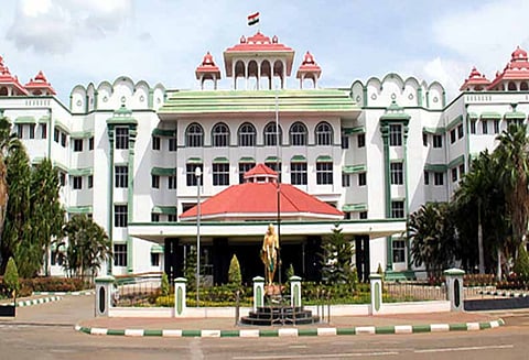 கடந்த ஆண்டில் மட்டும் மது போதையில் வாகனம் ஓட்டியவர்கள் மீது 2.33 லட்சம் வழக்குகள் பதிவு - மதுரை ஐகோர்ட்டில், தமிழக அரசு தகவல்