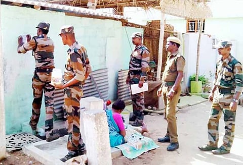 காட்டுயானைகளை விரட்டும்போது கல்வீசக்கூடாது, பொதுமக்களுக்கு வனத்துறையினர் அறிவுரை