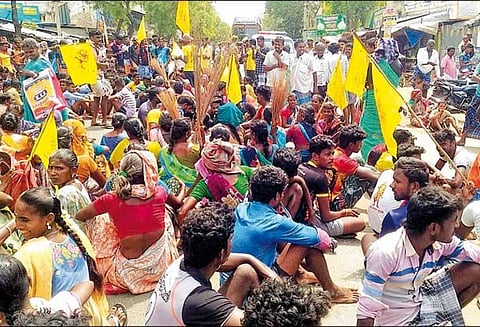 டி.கல்லுப்பட்டியில் பொன்னமராவதி சம்பவத்தை கண்டித்து மறியல்