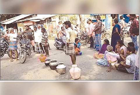குடிநீர் பிரச்சினையை தீர்க்கக்கோரி காலிக்குடங்களுடன் கிராம மக்கள் சாலைமறியல்