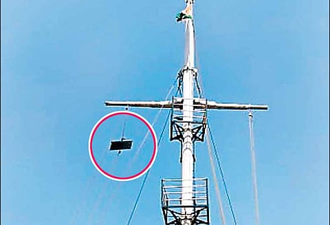 குறைந்த காற்றழுத்த தாழ்வு மண்டலம் எதிரொலி, கடலூர் துறைமுகத்தில் 1-ம் எண் புயல் எச்சரிக்கை கூண்டு ஏற்றம்