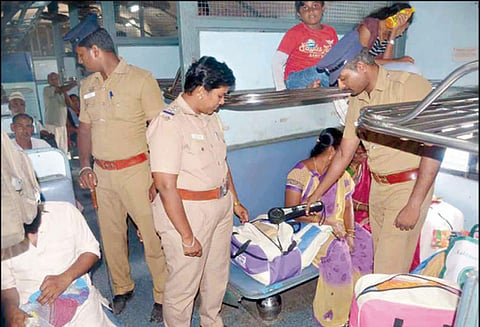 இலங்கை குண்டுவெடிப்பு எதிரொலி: திண்டுக்கல் ரெயில் நிலையத்தில் போலீசார் தீவிர சோதனை