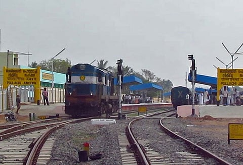 பொள்ளாச்சி ரெயில் நிலையத்திற்கு வெடிகுண்டு மிரட்டல்; தீவிர சோதனை