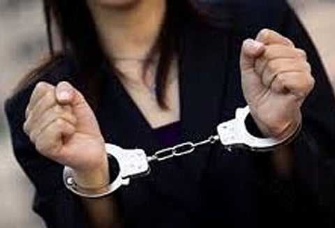 ராமநகர் அருகே, ஆயுதங்களால் தாக்கி ரவுடி கொலை கன்னட நடிகை, தாய் உள்பட 4 பேர் கைது