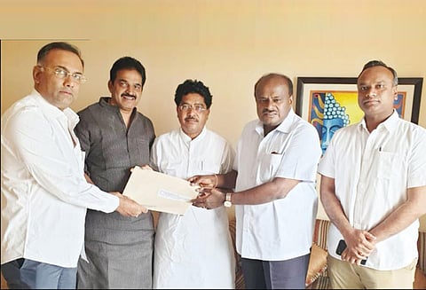 நாடாளுமன்ற தேர்தலின் போது எதிராக கருத்து பத்திரிகையாளர்களை கடிந்துகொண்ட முதல்-மந்திரி குமாரசாமி இனி ஊடகங்களை புறக்கணிப்பேன் என கடும் கோபம்