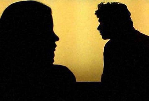 கணவரை கொன்று உடலை தூக்கில் தொங்க விட்ட பெண் கள்ளக்காதலனுடன் தலைமறைவு