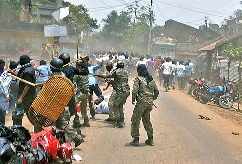 மேற்கு வங்காளத்தில் வாக்காளர்களுடனான மோதலில் மத்திய படைகள் துப்பாக்கி சூடு