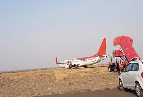 சீரடியில் ஓடுபாதையை கடந்து சென்ற விமானத்தால் பரபரப்பு