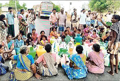 உளுந்தூர்பேட்டை அருகே, காலி குடங்களுடன் கிராம மக்கள் சாலை மறியல் - குடிநீர் வழங்கக்கோரி நடந்தது