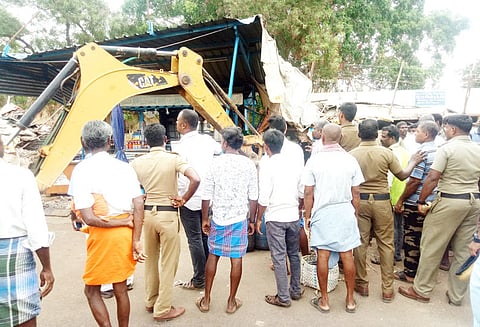 திருவெறும்பூர் கடைவீதியில் ஆக்கிரமிப்புகள் அகற்றம் அதிகாரிகள் ஒருதலைப்பட்சமாக செயல்படுவதாக வியாபாரிகள் கோஷம்