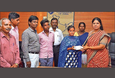 எஸ்.எஸ்.எல்.சி. தேர்வில் தேர்ச்சி: நரிக்குறவ மாணவ-மாணவிகளுக்கு நெல்லை கலெக்டர் பாராட்டு