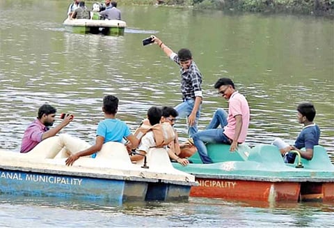 கொடைக்கானல் நட்சத்திர ஏரியில், ஆபத்தான முறையில் படகு சவாரி செய்யும் சுற்றுலா பயணிகள்