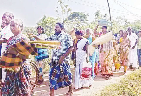 குரங்குக்கு பயந்து வீடுகளை காலி செய்து வேறு இடத்திற்கு குடிபெயர்ந்த பொதுமக்கள் சீர்காழி அருகே அவலம்