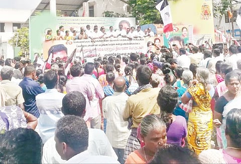 புயல் நிவாரணம் வழங்குவதில் முறைகேடு: அம்மா மக்கள் முன்னேற்ற கழகத்தினர் ஆர்ப்பாட்டம்