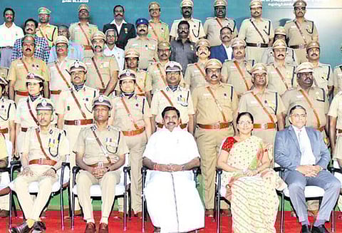 சிறப்பாக பணிபுரிந்த 197 போலீஸ் அதிகாரிகளுக்கு ஜனாதிபதி, முதல்-அமைச்சர் விருது எடப்பாடி பழனிசாமி வழங்கினார்