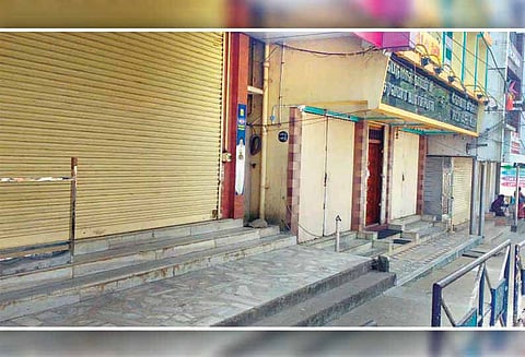 வணிகர் சங்கங்கள் சார்பில் வால்பாறையில் கடைகள் அடைப்பு