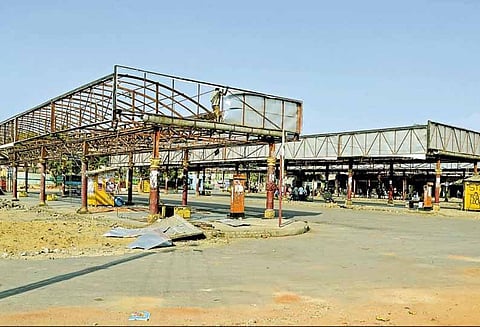 பெரியார் பஸ் நிலையம் மூடப்பட்டது, 9 இடங்களில் பஸ் நிறுத்தங்கள்