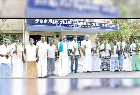 சப்-கலெக்டர் அலுவலகத்தை முற்றுகையிட்ட விவசாயிகள்