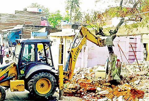 ராஜபாளையத்தில் ஆக்கிரமிப்பு கடைகள் இடித்து அகற்றம் வியாபாரிகள் எதிர்ப்பு