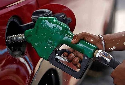 பெட்ரோல் விலை லிட்டருக்கு 16 காசுகள் குறைவு, டீசல் விலையும் குறைப்பு