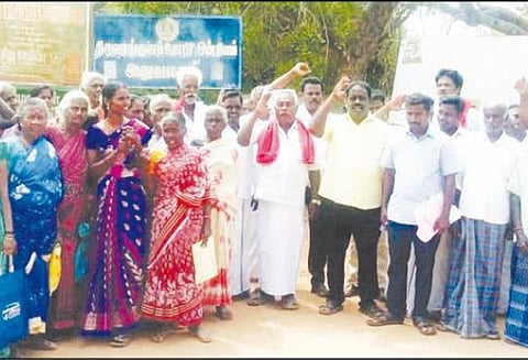 100 நாள் வேலை திட்ட குறைபாடுகளை சரி செய்ய கோரி மார்க்சிஸ்ட் கம்யூனிஸ்டு கட்சியினர் காத்திருப்பு போராட்டம்