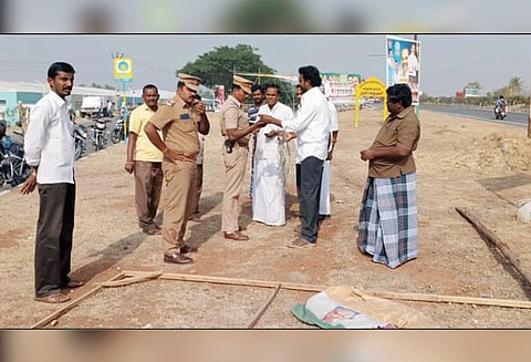 கருப்பூர் அருகே அரசியல் கட்சி கொடி, பேனரை சேதப்படுத்திய மர்ம கும்பல்