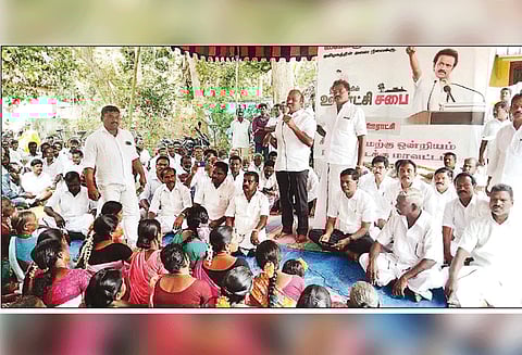 சீர்காழியில் இருந்து பனங்காட்டான்குடிக்கு பள்ளி நேரங்களில் கூடுதல் பஸ் இயக்க வேண்டும் தி.மு.க. ஊராட்சி சபை கூட்டத்தில் வலியுறுத்தல்