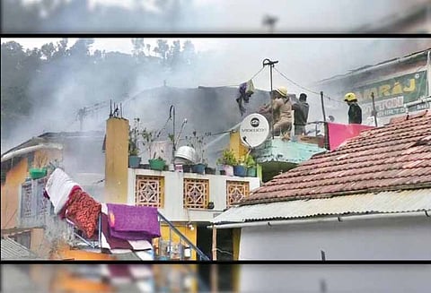 குன்னூரில் மின்கம்பி உரசியதால் வீட்டில் தீப்பிடித்தது